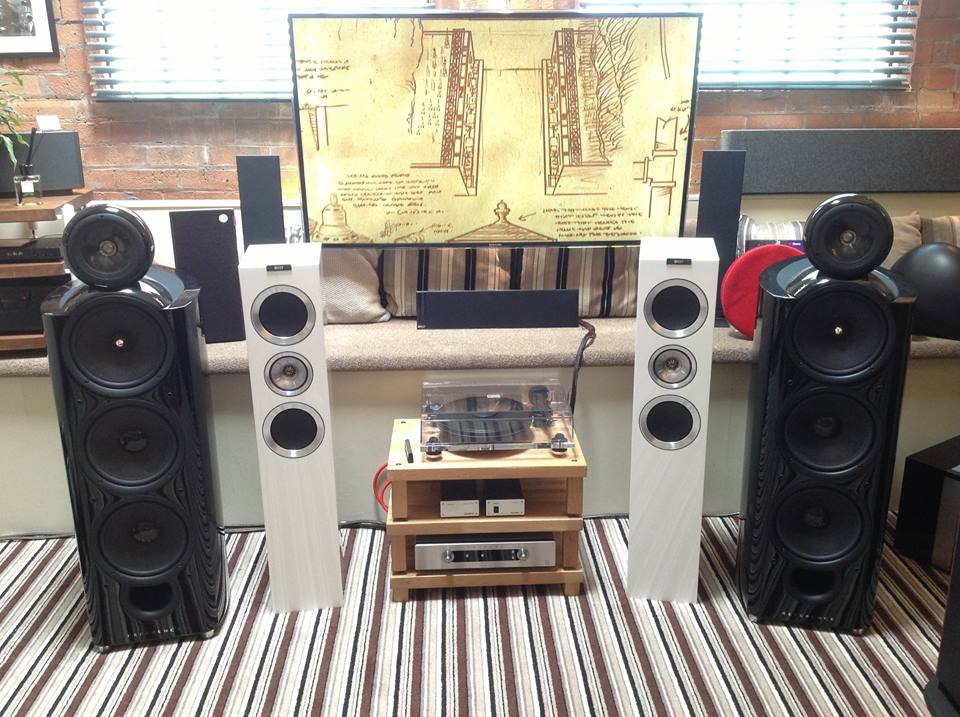 The KEf Reference 207/2 and KEF R700 on display in our showroom!