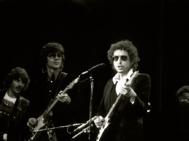 bob-dylan-performing-live