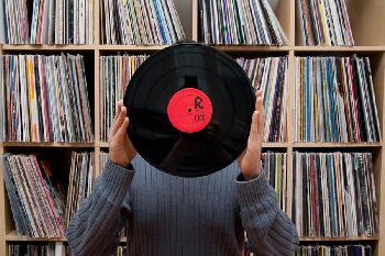holding_vinyl