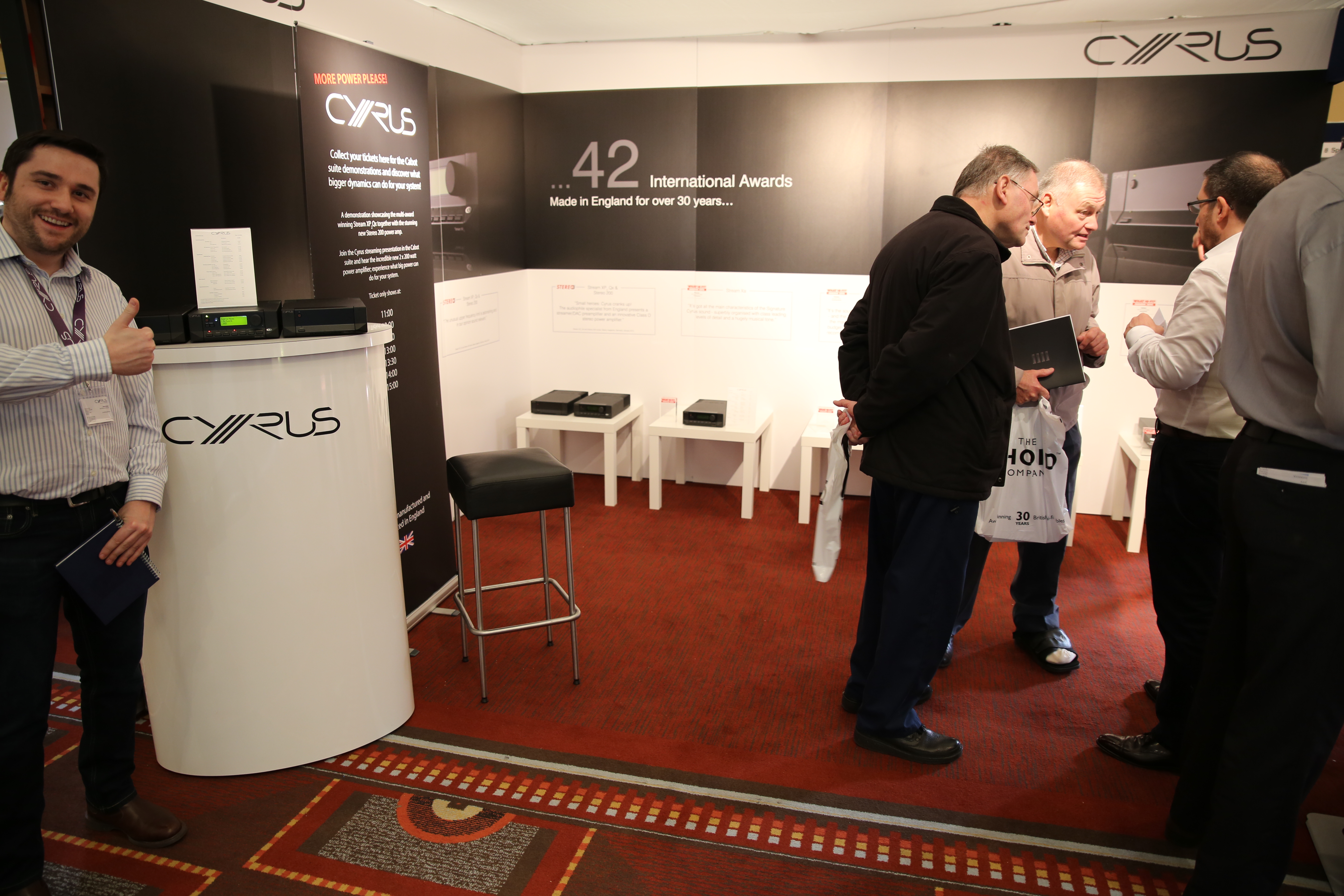 Cyrus stand 1
