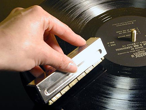 clean-dust-from-vinyl-record