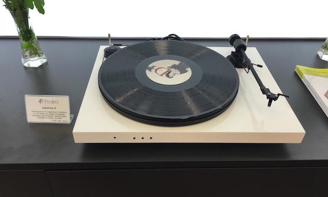 Plug'n'Play Meets Rock'n'Roll with the Pro-Ject Jukebox E Turntable!